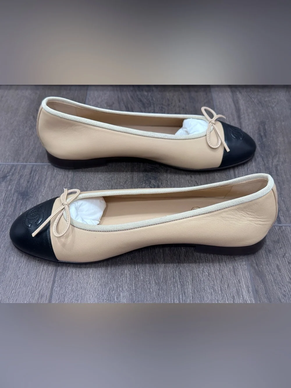 CHANEL CLASSIC CC LOGO BEIGE & BLACK LEATHER BALLET FLATS SHOES Size 37